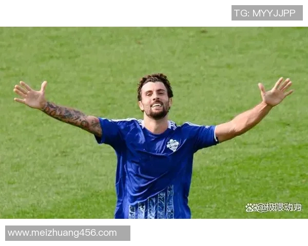 低调自律的足球明星如何在赛场与生活中保持平衡与专注